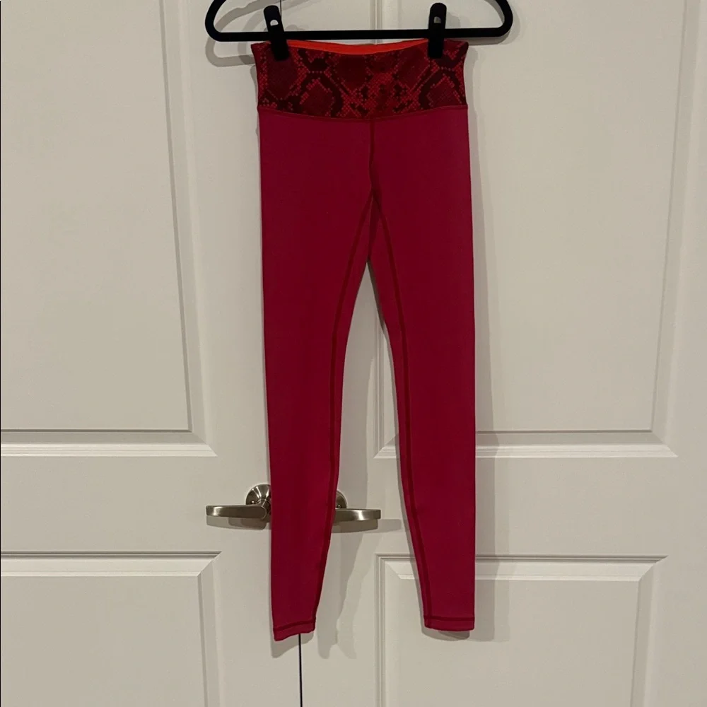 Lightly worn Vibrant lululemon Leggings with Snakeskin Accent size 4